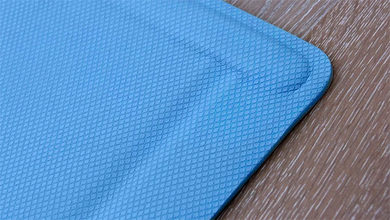 Illustration for article titled This Self-Rolling Yoga Mat Harnesses '90s Slap Bracelet Technology